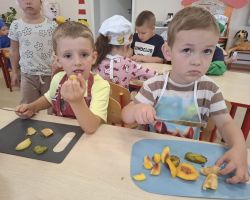dzieci podczas zajeć kulinarnych