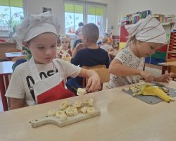 dzieci podczas zajeć kulinarnych