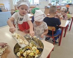dzieci podczas zajeć kulinarnych