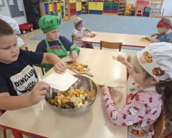 dzieci podczas zajeć kulinarnych