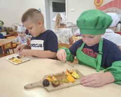 dzieci podczas zajeć kulinarnych
