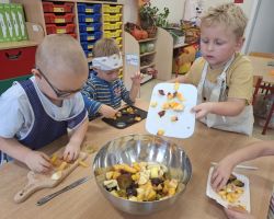 dzieci podczas zajeć kulinarnych