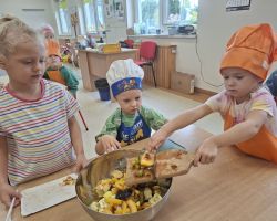 dzieci podczas zajeć kulinarnych