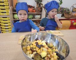 dzieci podczas zajeć kulinarnych