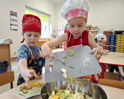 dzieci podczas zajeć kulinarnych