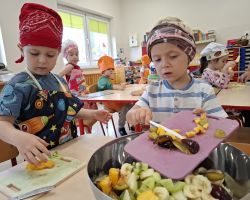 dzieci podczas zajeć kulinarnych