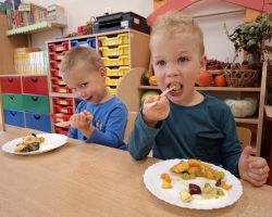 dzieci podczas zajeć kulinarnych