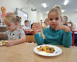 dzieci podczas zajeć kulinarnych