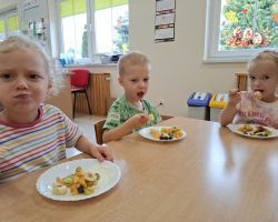 dzieci podczas zajeć kulinarnych