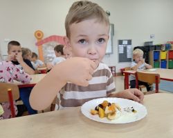 dzieci podczas zajeć kulinarnych