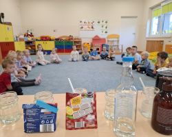 dzieci podczas zajęć i eksperymentów przyrodniczych