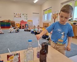 dzieci podczas zajęć i eksperymentów przyrodniczych