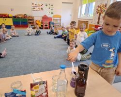 dzieci podczas zajęć i eksperymentów przyrodniczych