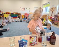 dzieci podczas zajęć i eksperymentów przyrodniczych