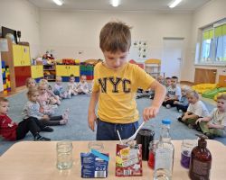 dzieci podczas zajęć i eksperymentów przyrodniczych