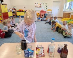 dzieci podczas zajęć i eksperymentów przyrodniczych