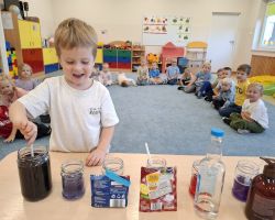 dzieci podczas zajęć i eksperymentów przyrodniczych