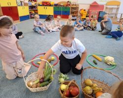 dzieci podczas zajęć i eksperymentów przyrodniczych