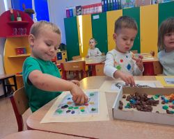 DZIECI OBCHODZĄ DZIEŃ KROPKI