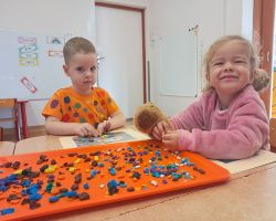 DZIECI OBCHODZĄ DZIEŃ KROPKI