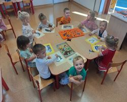 DZIECI OBCHODZĄ DZIEŃ KROPKI