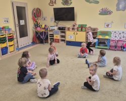 dzieci podczas ochodów dnia przedszkolaka