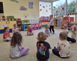 dzieci podczas ochodów dnia przedszkolaka