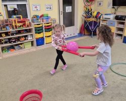 dzieci podczas ochodów dnia przedszkolaka