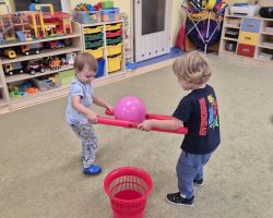 dzieci podczas ochodów dnia przedszkolaka