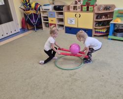 dzieci podczas ochodów dnia przedszkolaka