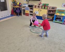 dzieci podczas ochodów dnia przedszkolaka