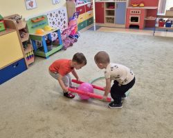 dzieci podczas ochodów dnia przedszkolaka