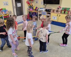 dzieci podczas ochodów dnia przedszkolaka