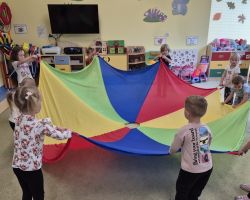 dzieci podczas ochodów dnia przedszkolaka