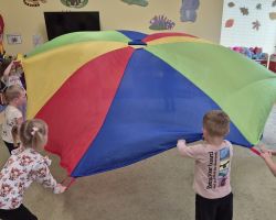 dzieci podczas ochodów dnia przedszkolaka