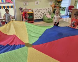 dzieci podczas ochodów dnia przedszkolaka