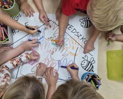 dzieci podczas ochodów dnia przedszkolaka