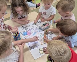 dzieci podczas ochodów dnia przedszkolaka