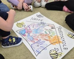 dzieci podczas ochodów dnia przedszkolaka