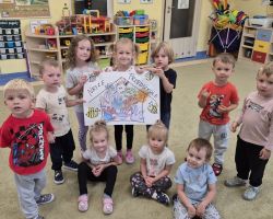 dzieci podczas ochodów dnia przedszkolaka