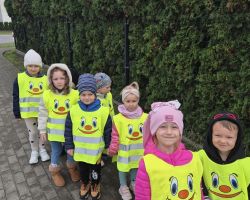 dzieci podczas ochodów dnia owoców i warzyw