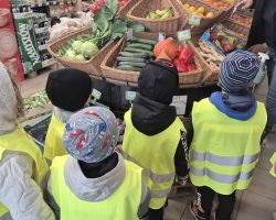 dzieci podczas ochodów dnia owoców i warzyw