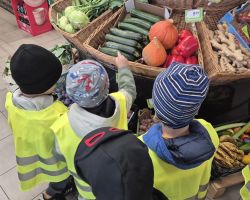 dzieci podczas ochodów dnia owoców i warzyw