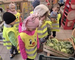 dzieci podczas ochodów dnia owoców i warzyw