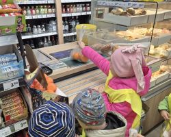 dzieci podczas ochodów dnia owoców i warzyw