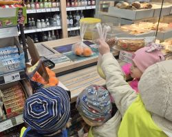 dzieci podczas ochodów dnia owoców i warzyw