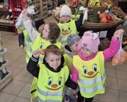 dzieci podczas ochodów dnia owoców i warzyw