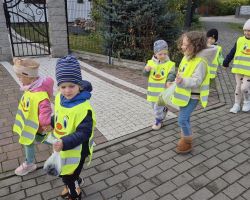 dzieci podczas ochodów dnia owoców i warzyw