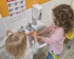 dzieci podczas ochodów dnia owoców i warzyw