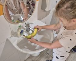 dzieci podczas ochodów dnia owoców i warzyw